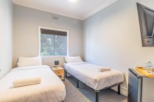 布里斯班K2 Brisbane的小型客房 - 带2张床和窗户