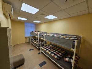 考纳斯Mr Jo’s hostel的宿舍间设有三张双层床。