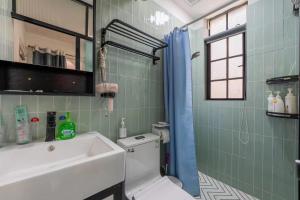 上海上海市中心老洋房海派繁花民宿203的浴室配有白色水槽和卫生间。