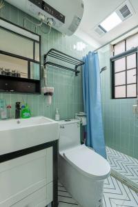 上海上海市中心老洋房海派繁花民宿203的一间带卫生间、水槽和镜子的浴室