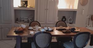 艾格-莫尔特La maison perchee的餐桌,椅子,带帽子的桌子