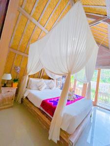 库布盼洛坎Batur cottage的一间卧室配有一张带天蓬的床