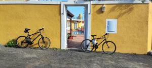 马佐Viento de Sal的两辆自行车停在黄色建筑旁边