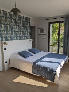 帕拉杜La Quintessence des Alpilles的一间卧室设有一张大床和一个窗户。