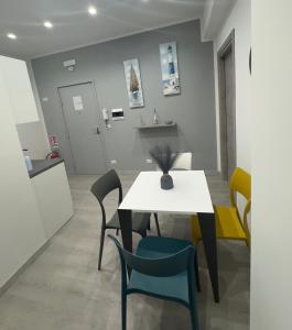 埃尔科拉诺Cliò guest house的一间配备有白色桌椅的用餐室