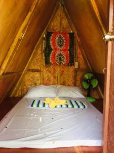 爱妮岛SHALOM CAMP的帐篷内的一个床位