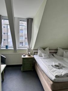 博尔库姆威斯特兰德别墅酒店的一间卧室设有两张床和两个窗户。