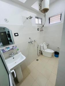 贾纳克布尔Hotel Janakpur Inn的白色的浴室设有水槽和卫生间。