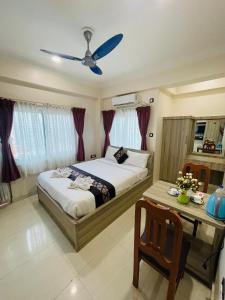 贾纳克布尔Hotel Janakpur Inn的一间卧室配有一张床和吊扇