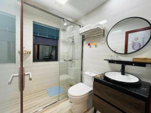 Liyang千岛湖月下民宿的带淋浴、卫生间和盥洗盆的浴室