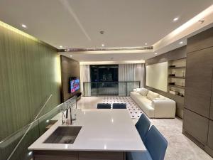 上海ZHome-Deplex luxury apartment-Near The Bund的客厅配有沙发和桌椅