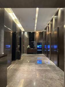 上海ZHome-Deplex luxury apartment-Near The Bund的大楼的走廊,有一间大房间