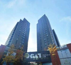 上海ZHome-Deplex luxury apartment-Near The Bund的一座树木繁茂的城市里两座高耸的摩天大楼