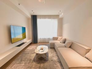 上海ZHome-Count luxury apartment的带沙发和电视的客厅
