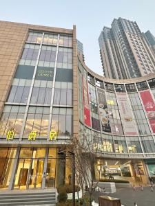 上海ZHome-Count luxury apartment的一座有两座高楼房的城市建筑