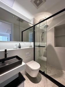 上海ZHome-Count luxury apartment的一间带卫生间和玻璃淋浴间的浴室