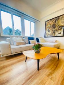 卢森堡Home Sweet Home - Design & Zen的客厅配有沙发和桌子