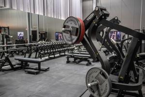 米约尔比Playhotel的健身房,设有长椅和机器