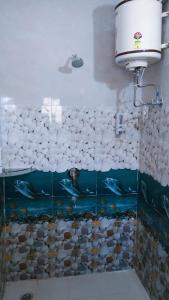 西姆拉The Breeze Homestay的墙上有鱼缸的浴室