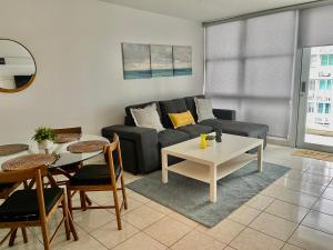 圣胡安Isla Verde Beach Modern apartment的客厅配有沙发和桌子