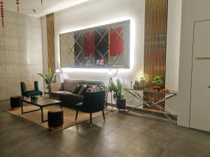 普崇Puchong HELLO KITTY FULLY AIR-CON Suite的客厅配有沙发、椅子和桌子