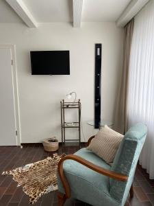 孔茨Ferienappartement Hennen的客厅配有沙发和墙上的电视