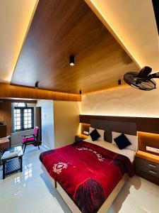 乌提Hotel City Palace的一间卧室配有一张大床和红色的被子