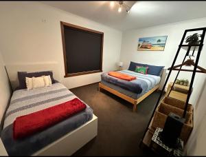 卡尔斯OwLHouse on Island的一间卧室配有一张床和一张沙发