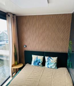 吕贝克Premium Hausboot Blaue Lagune的一间卧室配有一张带条纹墙的床