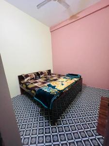 AyodhyaAshu Homestay的卧室配有一张床