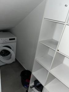 加普Villa chaleureuse Centre ville - Parking privée的洗衣房配有洗衣机和洗衣机