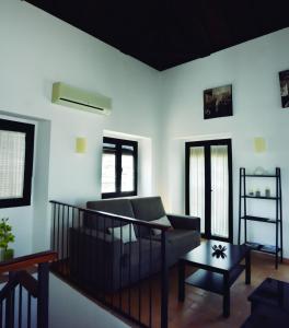 桑卢卡尔-德巴拉梅达法里纳斯11公寓的客厅配有沙发和桌子