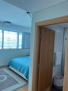 阿布扎比Luxury private sea view room的一间卧室设有一张床和蓝色的天花板