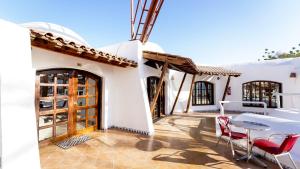 沙姆沙伊赫El Pacha Suites Sharm - Adults Only的房屋的庭院,配有桌椅