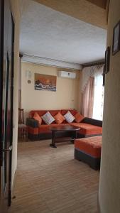 乌雷基Apartment Zhemchuzhina Ureki的客厅配有沙发和桌子