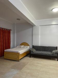 Nag` NaqshaLuxorya hotel apartment的一间卧室配有一张床和长凳
