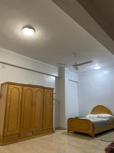 Nag` NaqshaLuxorya hotel apartment的一间卧室设有一张床和天花板