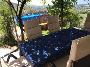 PiglioHouse near Rome with Beautiful Views and Pool的一张桌子和椅子,配有蓝色的桌布