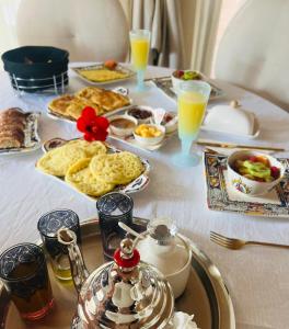 马拉喀什Villa Sofia - Golf Amelkis Marrakech的一张桌子,上面放着早餐食品和饮料