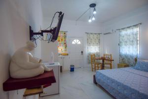 苏弗里耶尔Frenz的卧室,卧室内有一张坐在长凳上的女人的雕像