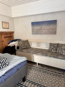 MynämäkiSavikulma savihuone B&B的一间客房配有两张床和一张沙发