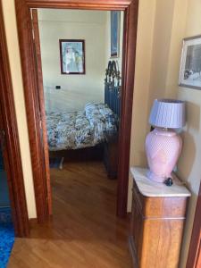 QuattromiglioCASA ZANON的客房设有带一张床和镜子的卧室