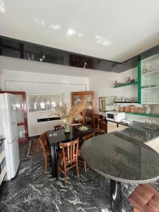 QuattromiglioCASA ZANON的厨房以及带桌椅的用餐室。