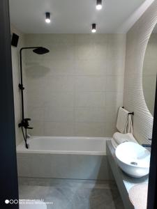 蒂拉斯波尔Lovely apartment的带浴缸、卫生间和盥洗盆的浴室