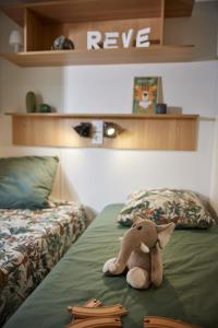 圣卢西亚迪莫里亚尼Residence Marea Resort的坐在床上的动物