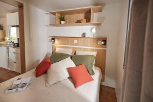圣卢西亚迪莫里亚尼Residence Marea Resort的一间卧室配有带枕头的床