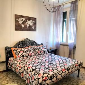 皮昂比诺Casa dei MoMi的一间卧室配有一张大床和色彩缤纷的被子