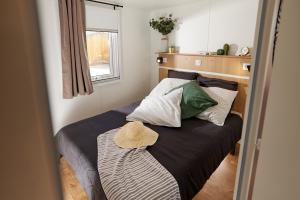 圣卢西亚迪莫里亚尼Residence Marea Resort的小卧室配有带枕头的床和窗户