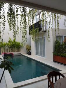 乌鲁瓦图Rumah Menik的一座房子庭院中的游泳池