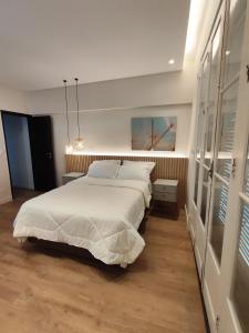 里约热内卢A uma quadra da praia de Copacabana的卧室配有一张白色大床